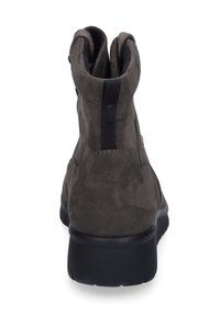 Grijze suède enkellaars met een ronde neus, elastische zijpanelen en een zwarte rubberen zool. Gevoelige oppervlakte met zichtbare stikseldetails.