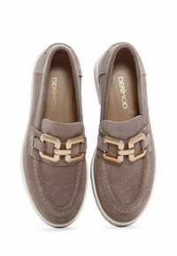 Mocassini in suede marrone chiaro con un design in rilievo cucito, caratterizzati da una grande catena dorata sul davanti e una suola in gomma bianca.