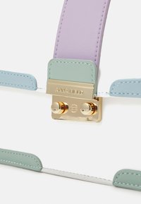 Vícebarevná kabelka s koženými popruhy v barvách levandule, světle modré a mátově zelené. Zlaté kovové doplňky s vyrytým logem a kulatými detaily.
