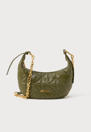 Maslinasto zelena torba od quiltane kože s zlatnim lančanim detaljima i zatvaranjem na patentni zatvarač. Ima zakrivljeni oblik i karakterističan brend.