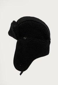 Pălărie traper din fleece negru, cu urechi, având o cusătură și un mic logo pe lateral. Textură moale și design rotunjit.