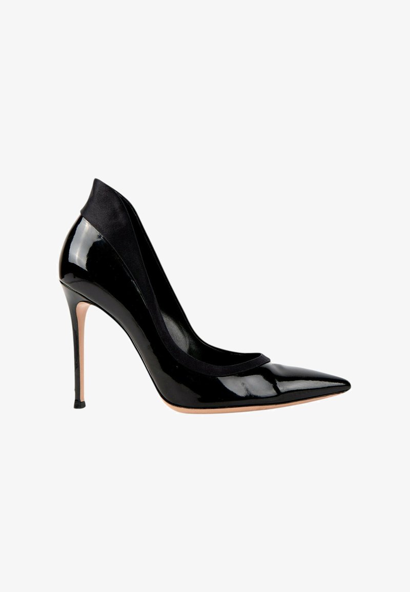 Escarpin noir à talon haut, bout pointu, finition en cuir verni et talon aiguille fin sur fond blanc.