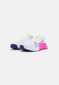 Nike Performance METCON 9 - Trainingsschoen - white/deep royal blue/fierce pink/aquarius blue/light laser orange