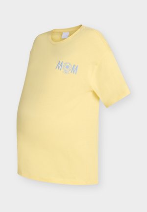 Gul ammet-skjorte med korte ermer og teksten "MOM" brodert, med en blomst som erstatter "O" på brystet.