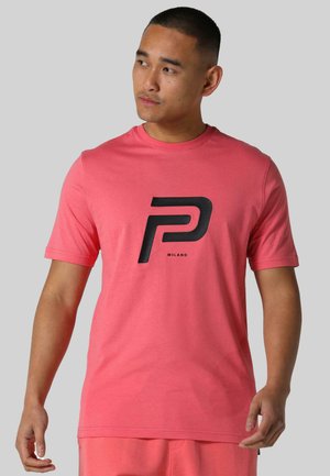 Koral fargede bomulls t-skjorte med en stor svart "P" logo og "MILANO" tekst. Korte ermer og rund hals med en glatt tekstur.