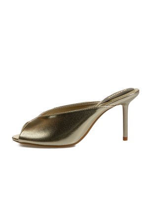 Mule dorado metálico con puntera abierta, tacón alto de aguja y diseño sin cordones.