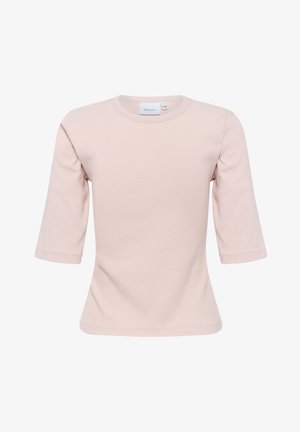 Helles pinkes T-Shirt mit Rundhalsausschnitt und dreiviertel Ärmeln, aus weichem Material, mit figurbetonter Passform und glatter Textur.