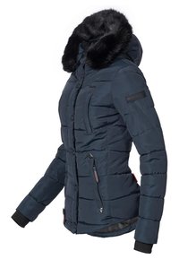 Marinblå vadderad jacka med avtagbar syntetpäls huva, dragkedja och knäppning samt elastiska ärmslut. Har två sidofickor och en bröstficka.