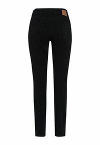 Jeans de mezclilla negra con un ajuste Slim. Las características incluyen una cintura de altura media, bolsillos traseros y un parche de cuero en la cinturilla.