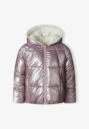 Giacca puffer metallizzata lavanda con cappuccio foderato in morbido fleece bianco e motivo trapuntato, con zip frontale e polsini elasticizzati.