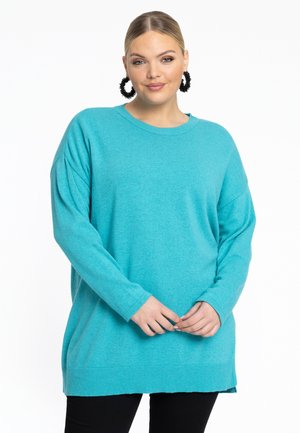 Leichter, übergroßer türkisfarbener Pullover mit langen Ärmeln, rundem Halsausschnitt und geripptem Saum; glatte Textur und lässige Passform.