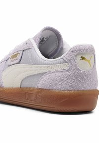 Lilla ruskinds sneaker med hvide læderdetaljer, struktureret stof, gummieret sål og guld logo detail på hælen.