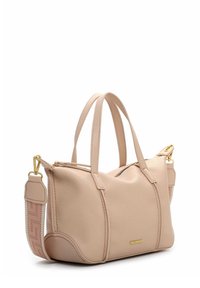 Persiku krāsas ādas rokassoma ar diviem augšējiem rokturiem, zelta detaļām, teksturētu virsmu un rakstainu siksnu ar logotipa detaļu.