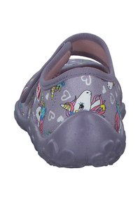 Sabots pour enfants de couleur violette, ornés d'impressions de licornes, de cœurs et d'accents floraux. Matériau doux, semblable à du caoutchouc, avec une semelle texturée et une bride à l'arrière.