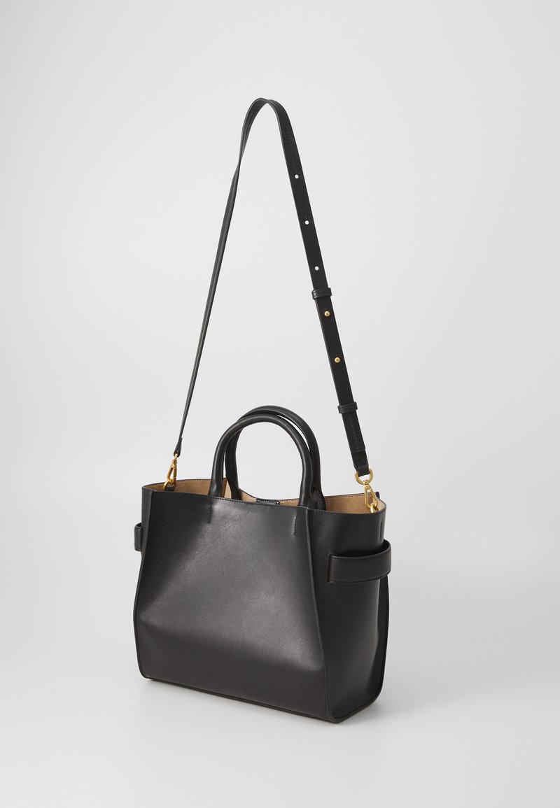 Svart läder tote-väska med två övre handtag, justerbar axelrem, guldfärgad hårdvara och en slät yta. Sidofickans detalj är synlig.