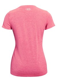 Camiseta atlética de manga corta en color rosa con un acabado texturizado, con un cuello redondo y un pequeño logo en la parte superior de la espalda.