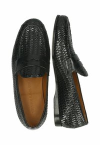 Czarne plecione skórzane mokasyny z gładką bandą na podbiciu, płaską podeszwą i klasycznym, zaokrąglonym kształtem. Wnętrze wyłożone brązową skórą.