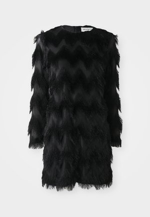 Must mustriga, millel on sahistikku muster, tekstureeritud kangast koos säärte ja keha frillidega, ümmargune kaelus ja pikad varrukad.