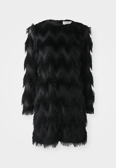 Melnā kleita ar zigzaga rakstu, izgatavota no strukturētas auduma ar frēzētiem akcentiem gar piedurknēm un ķermeni, apaļa kakla izgriezums un garas piedurknes.