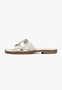 Plat slide sandalen met drie gestructureerde metallic gouden banden, een gladde beige voetbed en een lichtbruine zool. Eenvoudig ontwerp, zonder hak.
