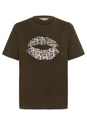 T-shirt en coton vert olive avec un grand motif de lèvres en imprimé léopard noir et beige. Manches courtes et col rond.