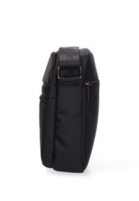 Borsa a tracolla nera in nylon di forma rettangolare, dotata di un compartimento principale con zip e una tracolla regolabile. Superficie texturizzata.