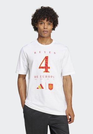 Camiseta blanca de algodón con texto gráfico rojo y amarillo "REYES 4 DE EUROPA" acompañado de un escudo de fútbol de España y el logo de Adidas.