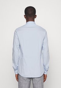 Calvin Klein Tailored LOGO STRETCH  - Camisa formal - calm blue