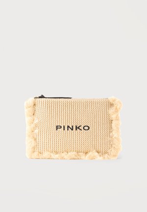 Beige gewebte rechteckige Tasche mit Quastenbesatz und schwarzem „PINKO“-Logo, oben mit schwarzem Reißverschluss.
