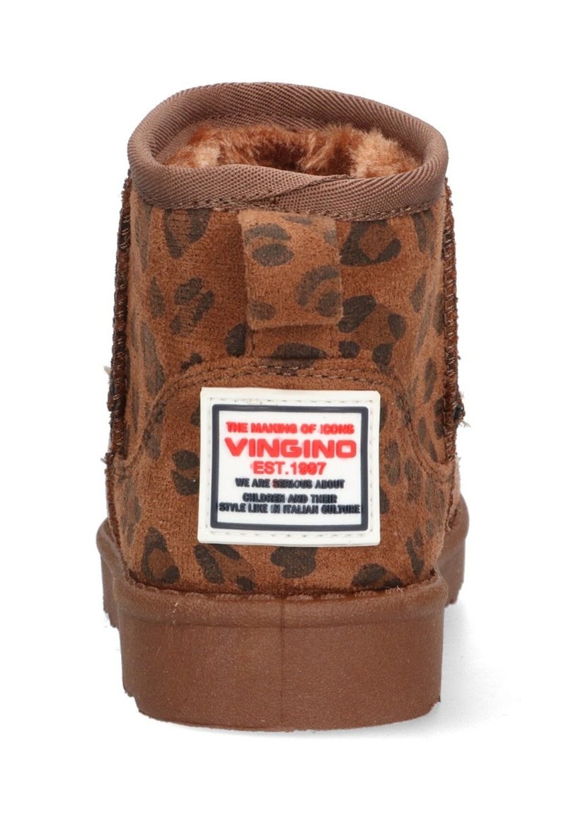 Braune Wildleder-Stiefel mit einem Leopardenmuster, gepolstertem Kragen und einem Markenlabel. Gummisohle, strukturierte Oberfläche und sichtbar warmes Futter.