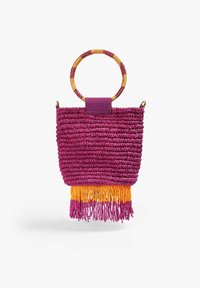 Geantă țesută de culoare violet, cu un fund franjurat în nuanțe de galben și portocaliu, având un mâner circular multicolor și un accent din piele în partea de sus.