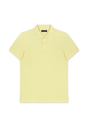 Jasnożółta koszulka polo z krótkim rękawem, kołnierzykiem i dwoma guzikami, ułożona na płasko na białym tle.