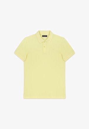 Jasnożółta koszulka polo z krótkim rękawem, kołnierzykiem i dwoma guzikami, ułożona na płasko na białym tle.