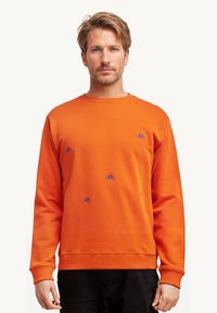 Pullover arancione con ricamo di una bicicletta blu, colletto tondo, polsini e orlo a coste; realizzato in un morbido tessuto texturizzato.