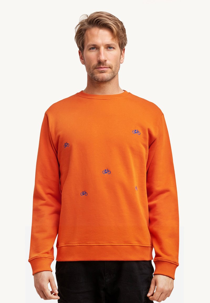 Pullover arancione con ricamo di una bicicletta blu, colletto tondo, polsini e orlo a coste; realizzato in un morbido tessuto texturizzato.