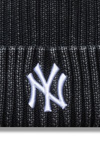 Căciulă neagră tricotată, cu nervuri orizontale, având pe față un logo alb brodat "NY". Textură moale a materialului.