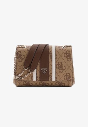 Braune und beige Guess-Handtasche mit Kettenriemen, Monogramm-Muster, vertikalen weißen Streifen und dreieckigem Logo auf der vorderen Klappe.