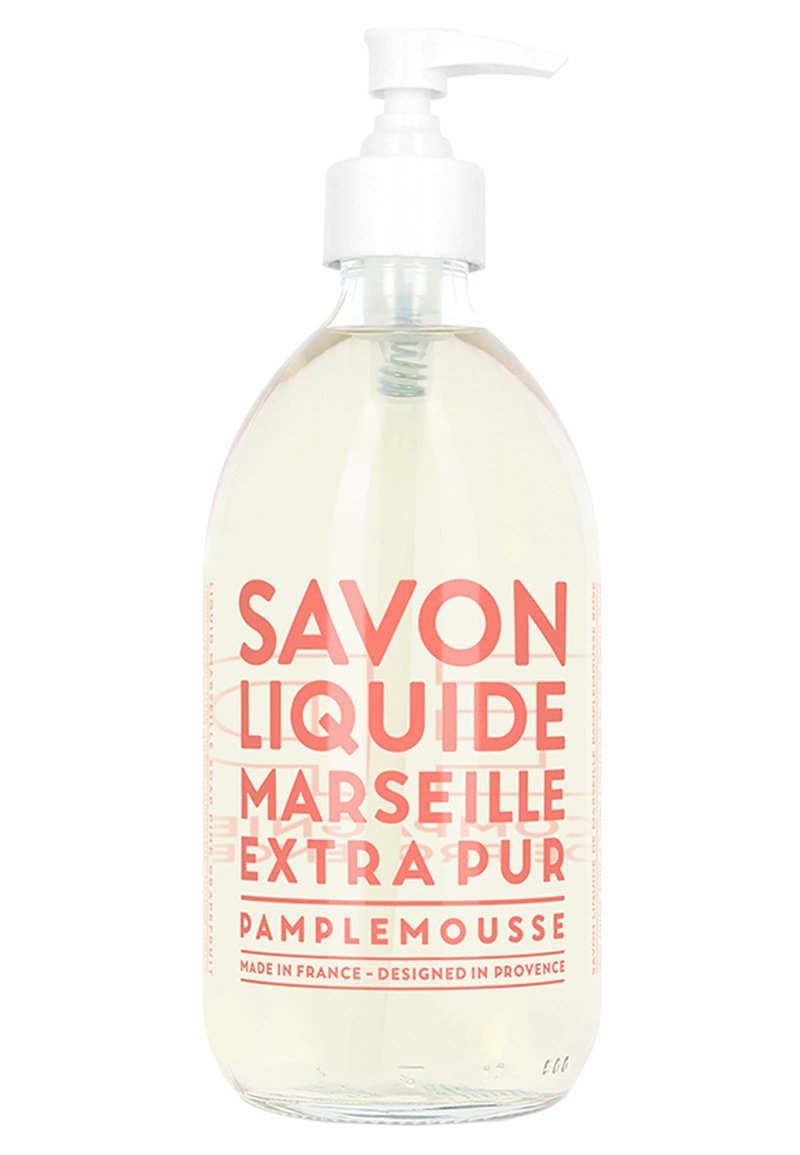 Sapone liquido trasparente in una bottiglia di plastica con pompa bianca, con testo in grassetto rosa: "Savon Liquide Marseille Extra Pur Pamplemousse."