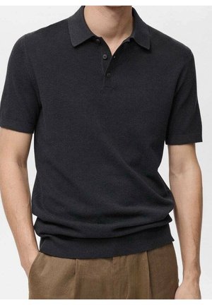 Polo à manches courtes noir en tissu tricoté texturé avec un col, deux boutons au cou et une couture ajustée.