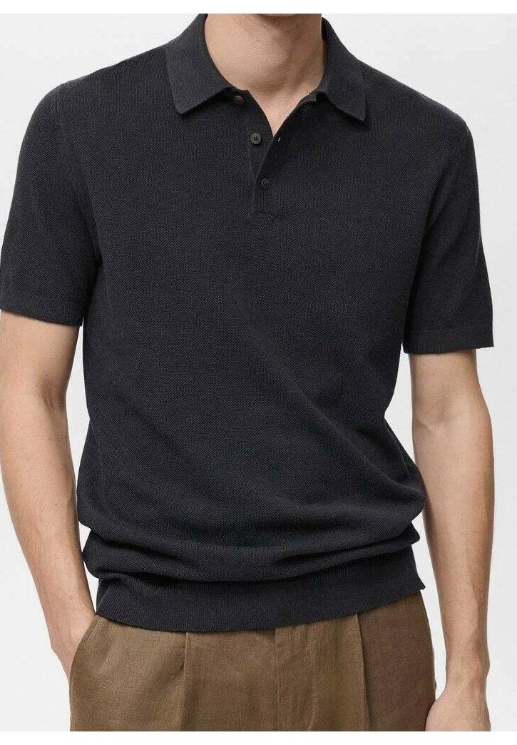 Polo à manches courtes noir en tissu tricoté texturé avec un col, deux boutons au cou et une couture ajustée.