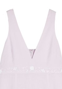 Liliowa sukienka z głębokim dekoltem w kształcie litery V, zdobiona haftem kwiatowym wzdłuż talii. Wykonana z teksturowanej tkaniny z ukrytym zamkiem błyskawicznym z tyłu.