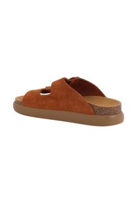 Sandal in suede marrone a slip-on con design a intagli, sottopiede in sughero e suola in gomma marrone. Presenta una superficie liscia e punta aperta.