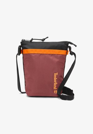 Borsa a tracolla bordeaux con parte superiore nera e striscia arancione. Realizzata in tessuto testurizzato, presenta una tracolla regolabile e il logo Timberland in arancione.