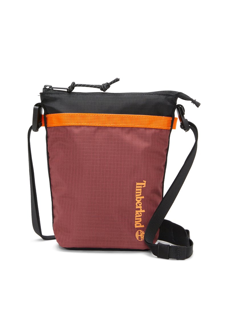 Borsa a tracolla bordeaux con parte superiore nera e striscia arancione. Realizzata in tessuto testurizzato, presenta una tracolla regolabile e il logo Timberland in arancione.