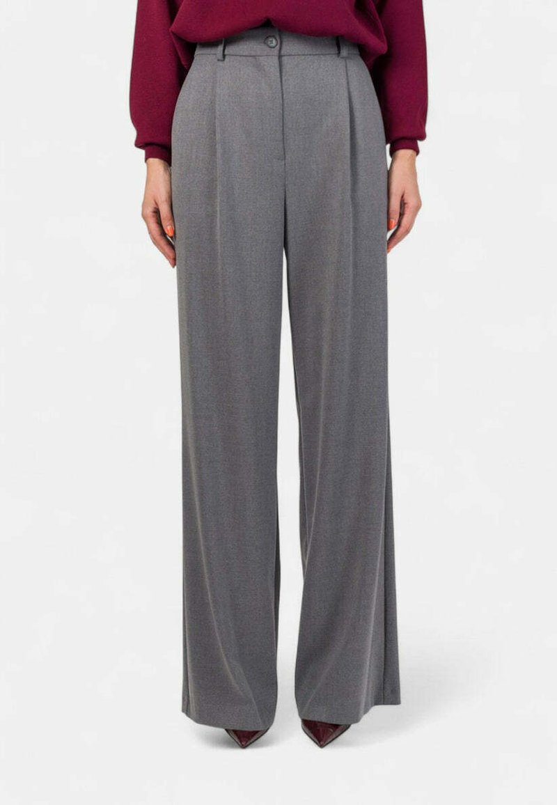 Pantaloni grigi su misura con un design a gamba ampia, realizzati in un tessuto morbido. Presentano pieghe frontali e una vita con passanti per cintura.