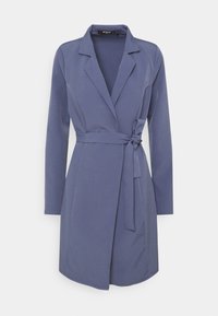 Námořnické modré zavinovací šaty s dlouhými rukávy, s páskem v pase a s klopovým límcem. Vyrobené z hladkého materiálu s mírným leskem.