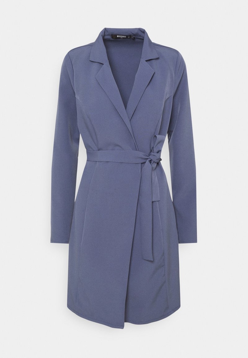 Námořnické modré zavinovací šaty s dlouhými rukávy, s páskem v pase a s klopovým límcem. Vyrobené z hladkého materiálu s mírným leskem.