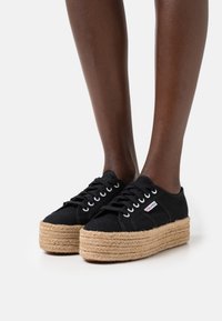 Superga - 2790 - Sporty snøresko - black Miniaturebillede 1