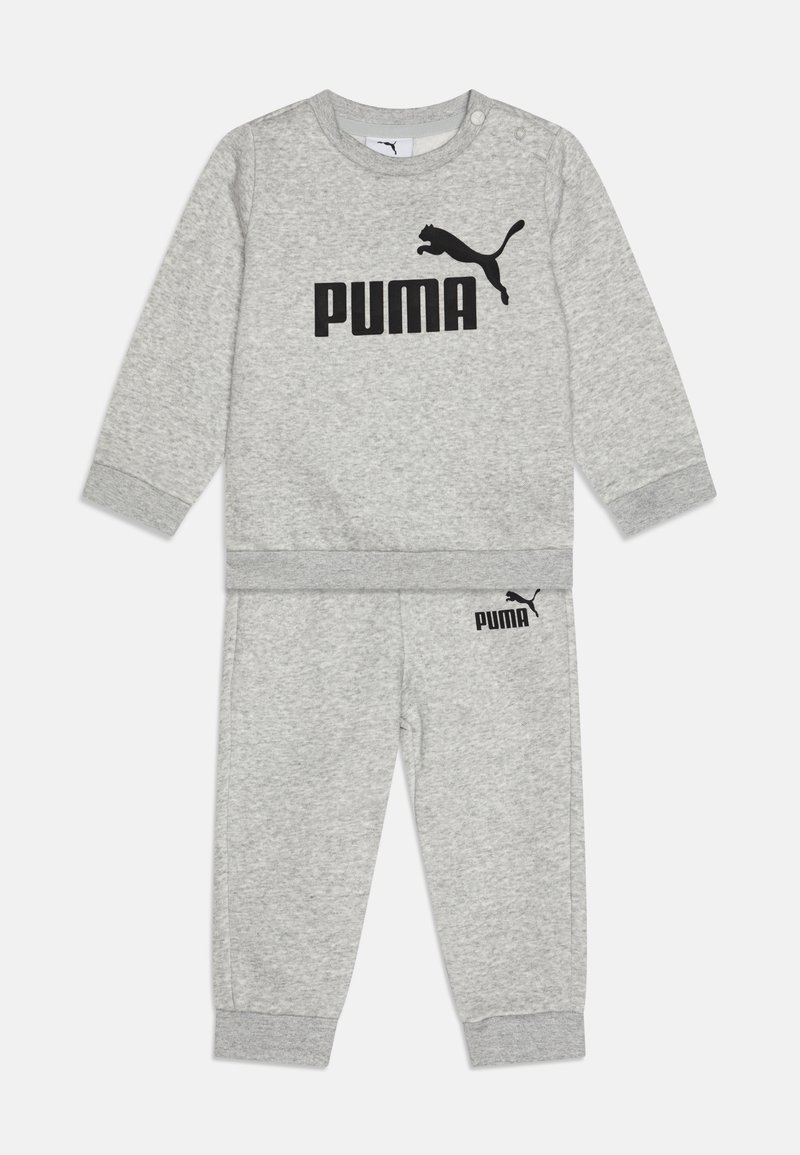 Survêtement en coton gris comprenant un haut à manches longues avec le logo 'PUMA' noir et des accents noirs, associé à un pantalon de style jogging assorti.
