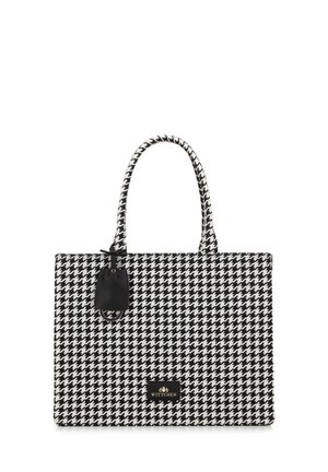 Borsa tote con stampa a scacchi bianco e nero, dotata di due manici, un'etichetta in pelle nera e un accento con logo dorato sulla parte anteriore.